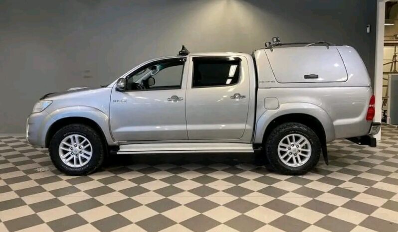 
								Toyota Hilux full									