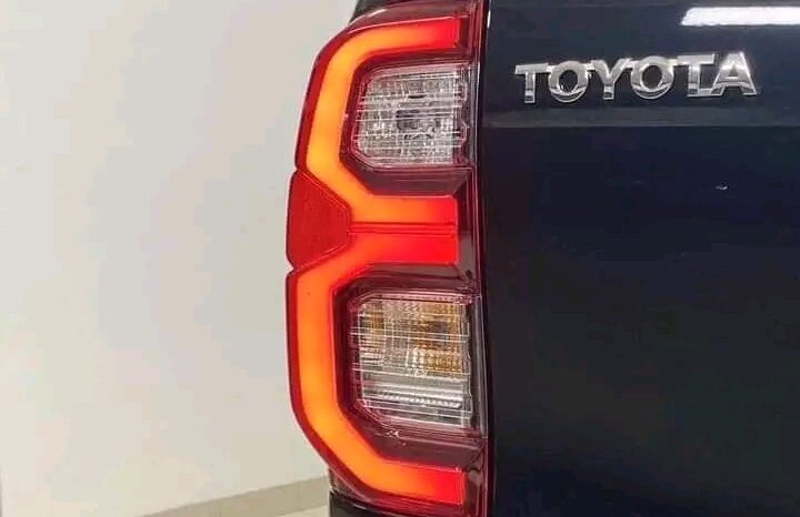 
								Toyota Hilux full									