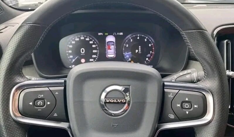 
								Volvo XC40 T4 full									