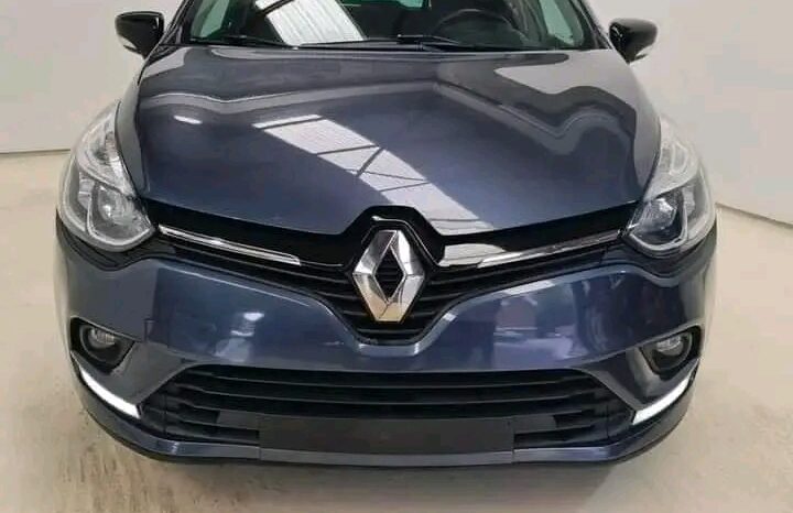 
								Renault Clio full									