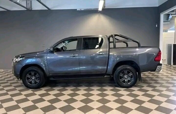 
								Toyota Hilux full									