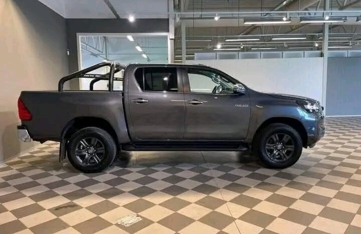 
								Toyota Hilux full									