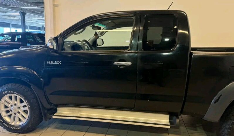 
								Toyota Hilux full									