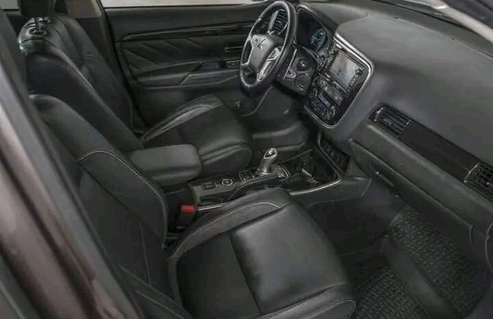 
								Mitsubishi Outlander full									