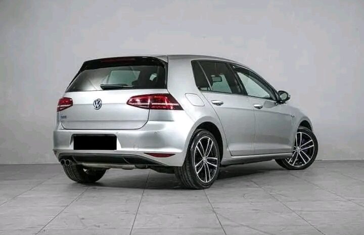 
								Volkswagen Golf full									