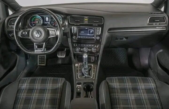 
								Volkswagen Golf full									