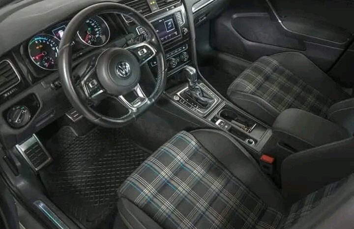 
								Volkswagen Golf full									