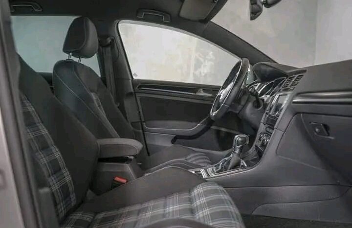 
								Volkswagen Golf full									