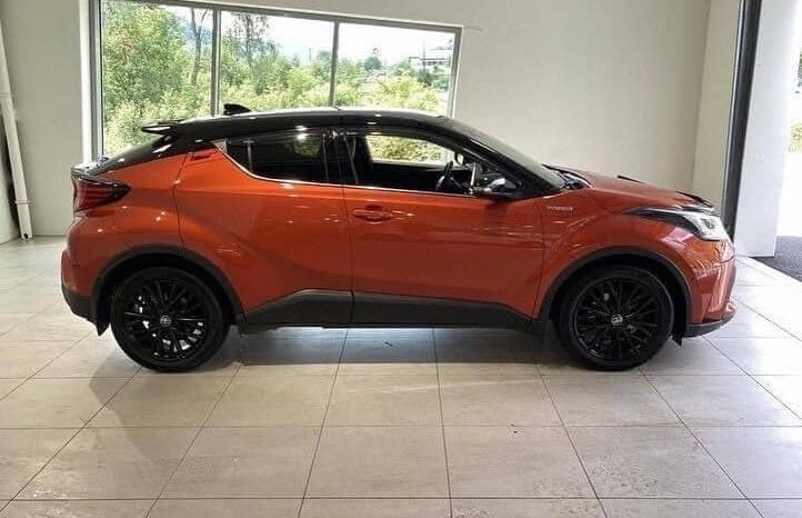 
								Toyota C-HR Orange hybride full									