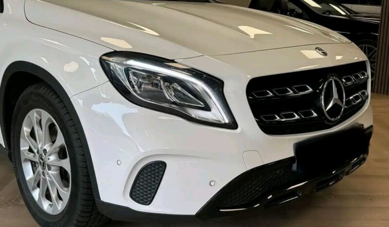 
								Mercedes-Benz GLA 180 full									