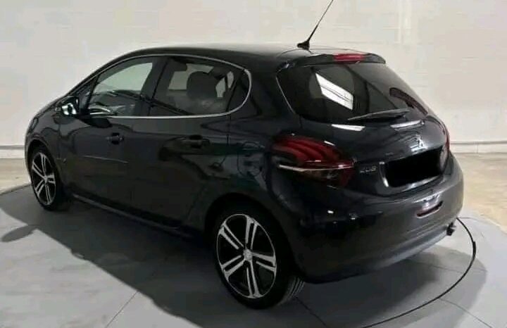 
								PEUGEOT 208 full									