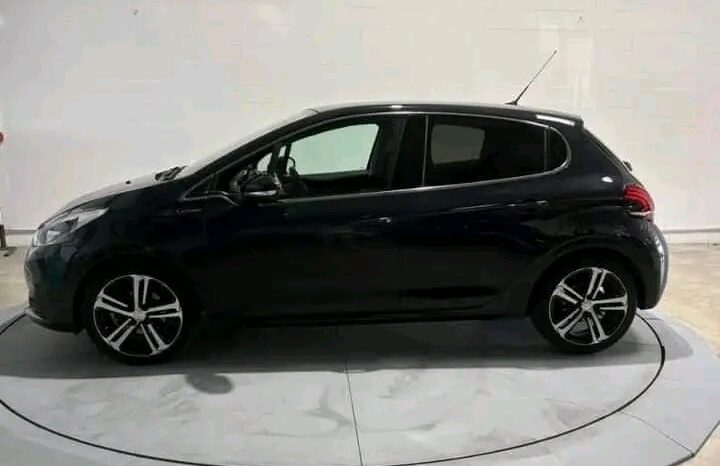 
								PEUGEOT 208 full									