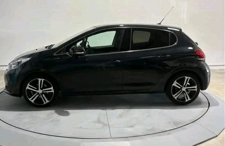 
								PEUGEOT 208 full									