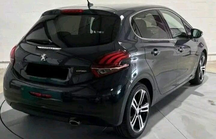 
								PEUGEOT 208 full									