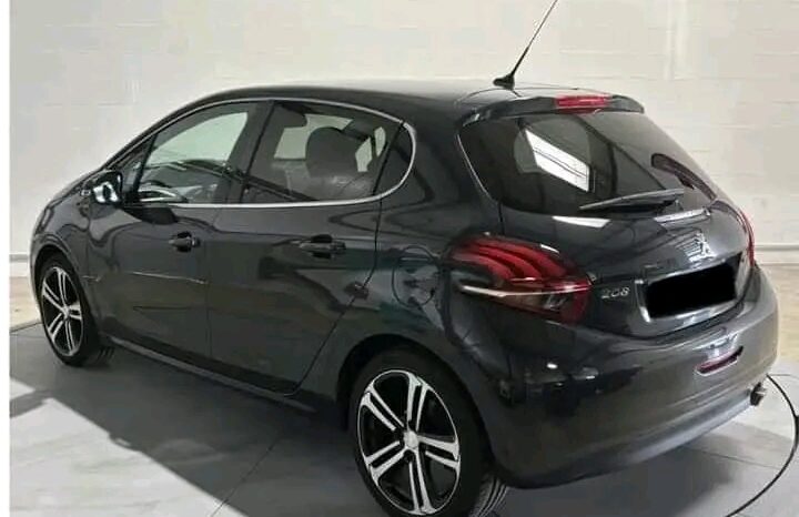 
								PEUGEOT 208 full									