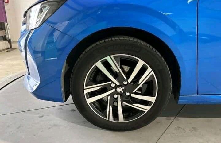 
								PEUGEOT 208 full									