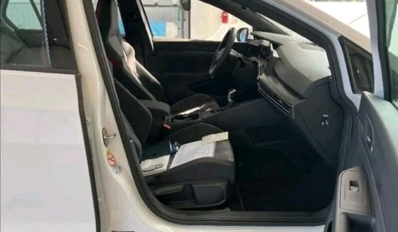 
								Volkswagen T-Cross full									