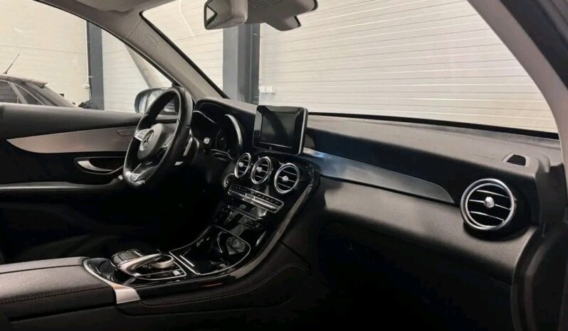 
								Mercedes-Benz GLC full									