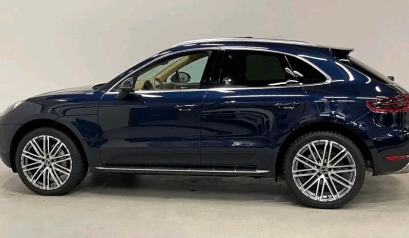 
								Porsche Macan full									