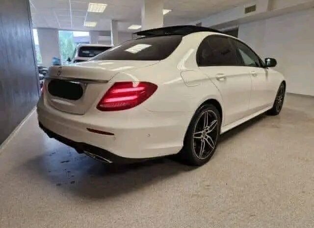 
								Mercedes-Benz E-Classe 220d full									