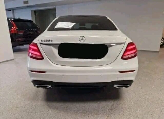 
								Mercedes-Benz E-Classe 220d full									